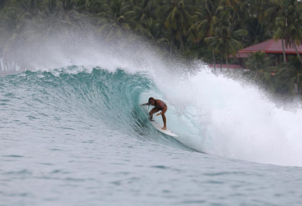 Oseda Nias Surf House Hotel Hilibotodane Exterior photo